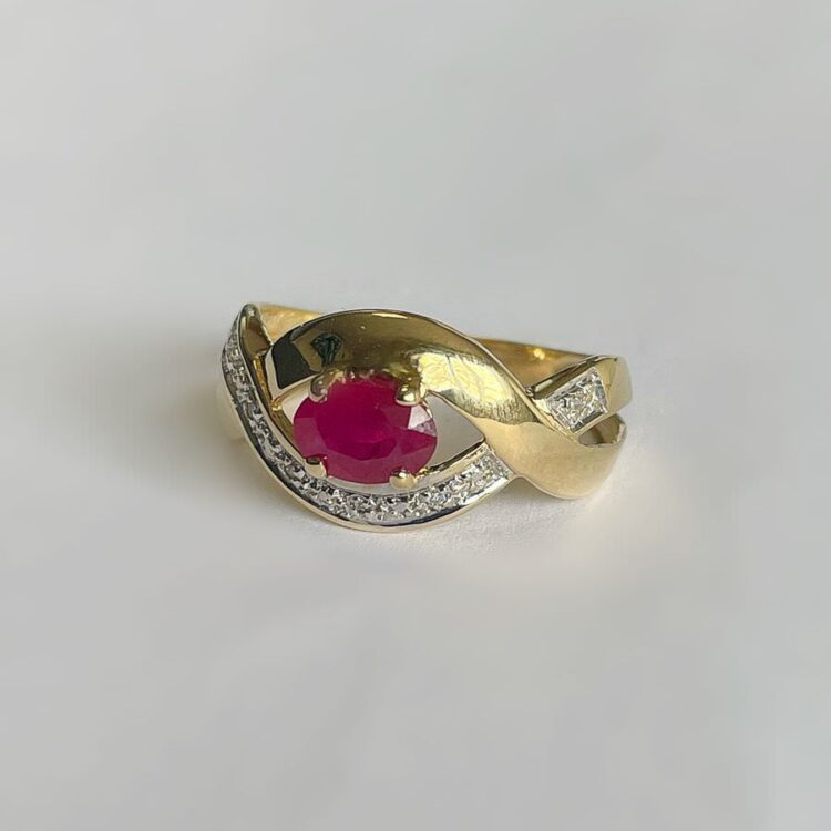 Bague or 18k 4.10 grs rubis diamants