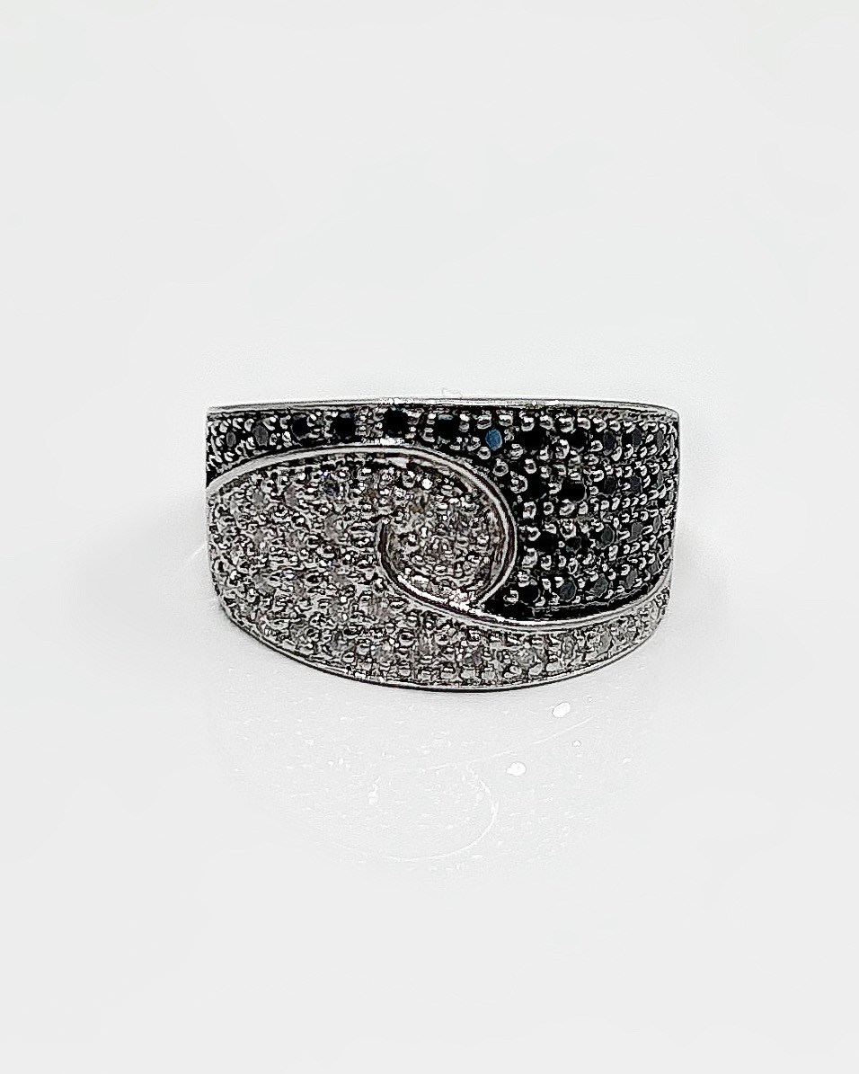 Bague or 18k 3.13grs diamants blancs et noirs no 54