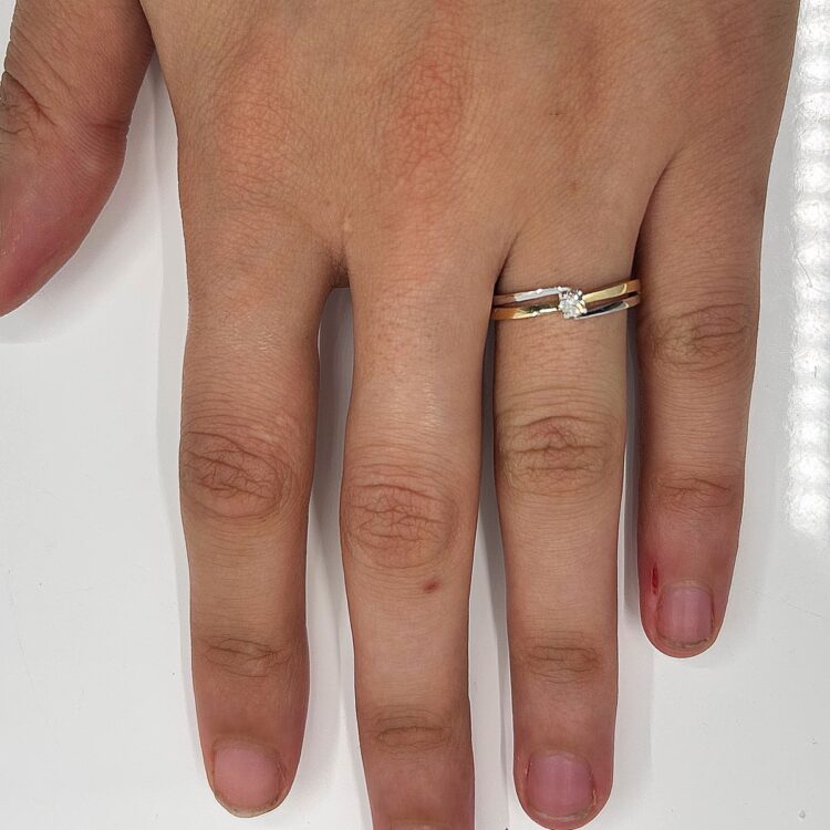 Bague Solitaire or 18 k bicolore 1.62 grs diam 0.08