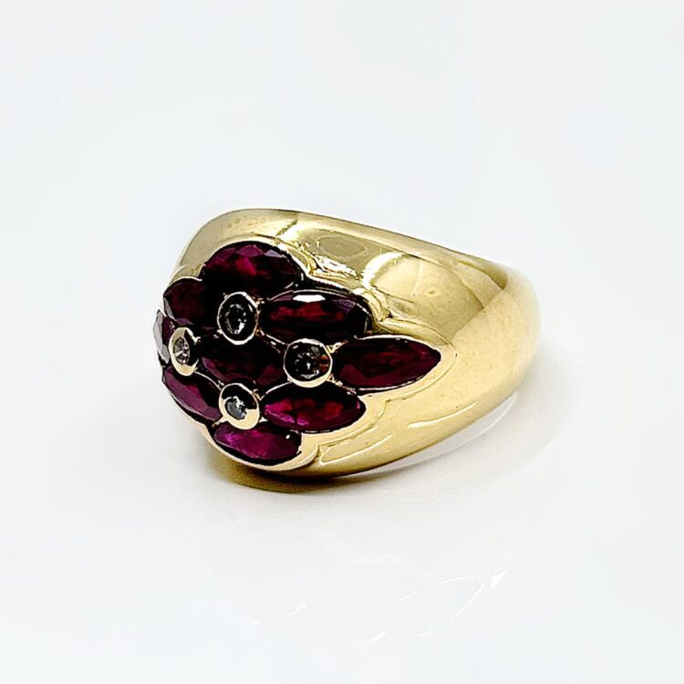 Bague or jaune 18 carats rubis navettes et diamants