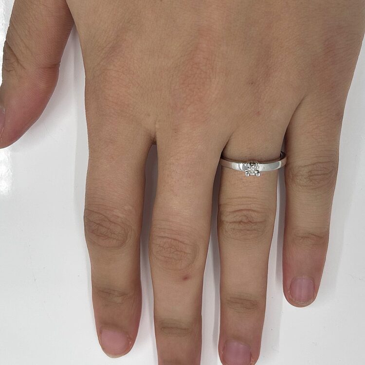 Bague Solitaire or blanc 18 k 2.35 grs Diam 0.12 ct