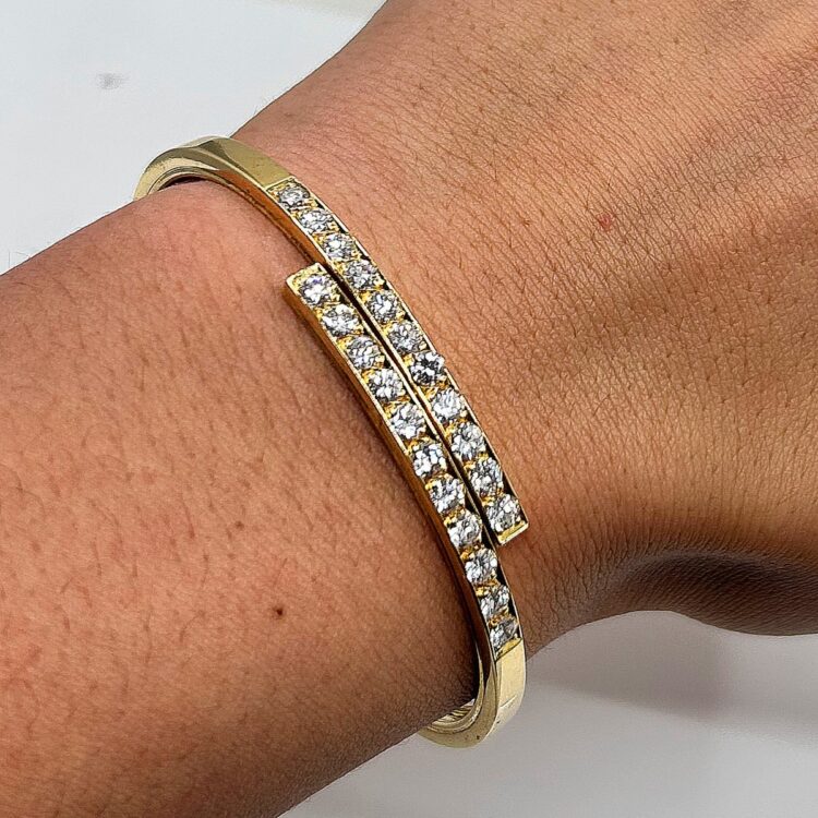 Bracelet jonc or 18k  20.60 grs 22 diamants